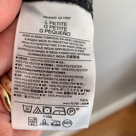 Banana Republic V-Neck Blouse in Black & White - Picture 7 of 7